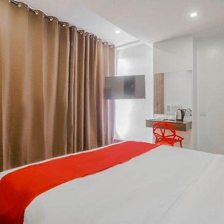 Oyo 637 Fox Hotel Кесон Сити Екстериор снимка
