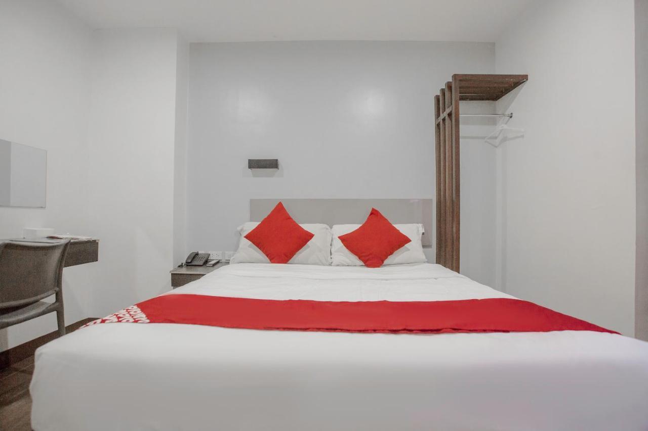 Oyo 637 Fox Hotel Кесон Сити Екстериор снимка