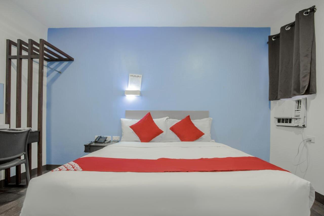 Oyo 637 Fox Hotel Кесон Сити Екстериор снимка
