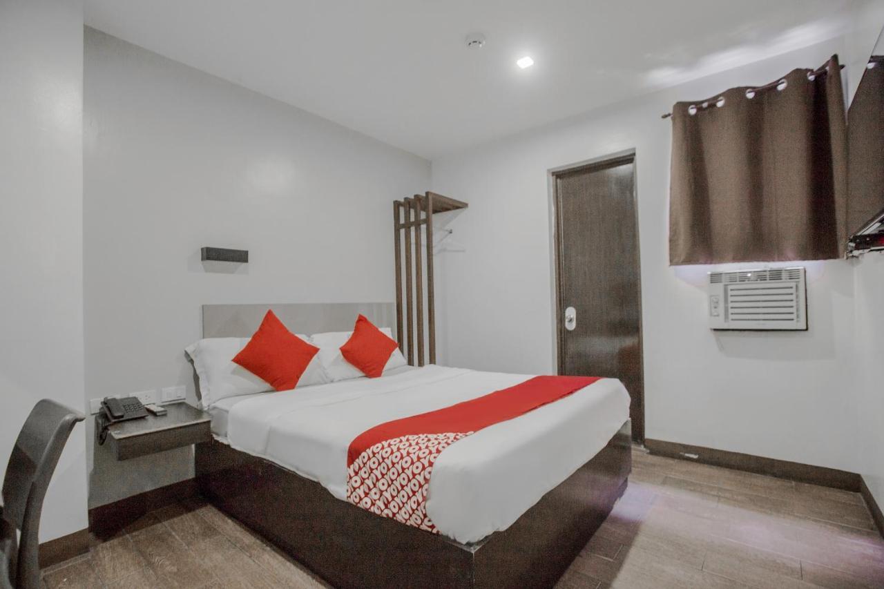 Oyo 637 Fox Hotel Кесон Сити Екстериор снимка
