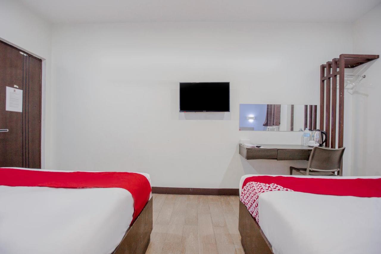Oyo 637 Fox Hotel Кесон Сити Екстериор снимка