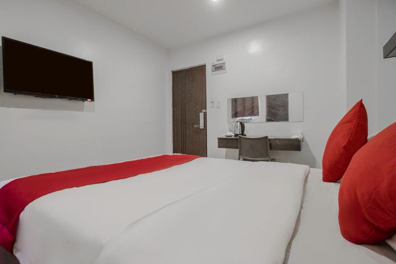 Oyo 637 Fox Hotel Кесон Сити Екстериор снимка