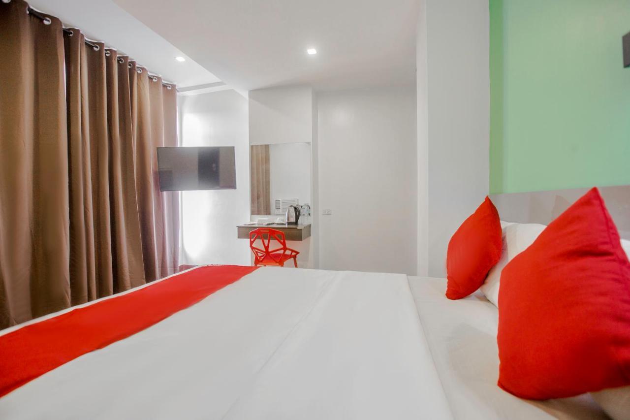 Oyo 637 Fox Hotel Кесон Сити Екстериор снимка