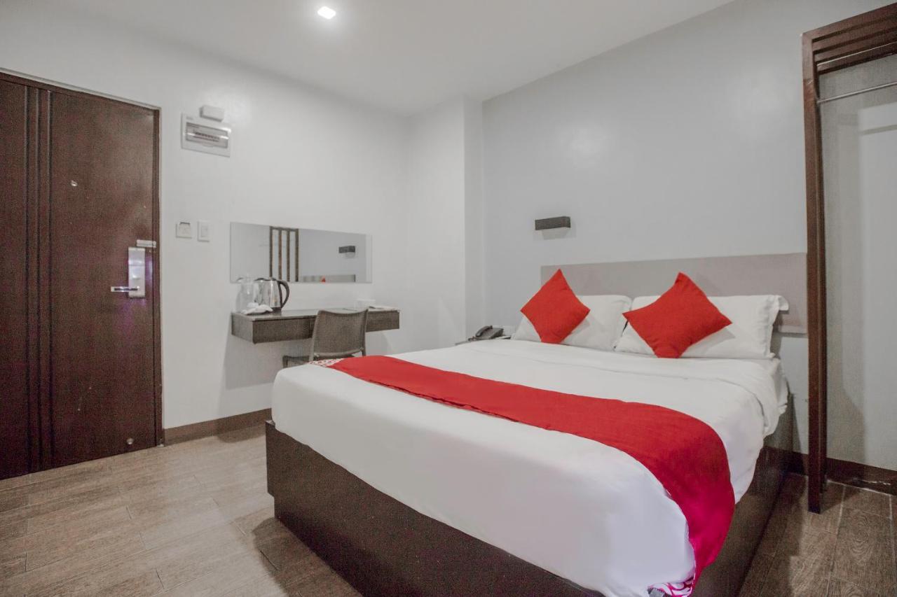 Oyo 637 Fox Hotel Кесон Сити Екстериор снимка