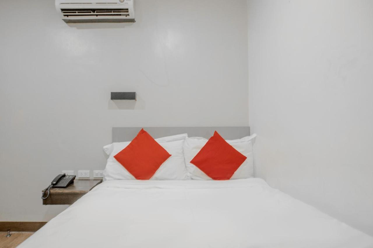 Oyo 637 Fox Hotel Кесон Сити Екстериор снимка