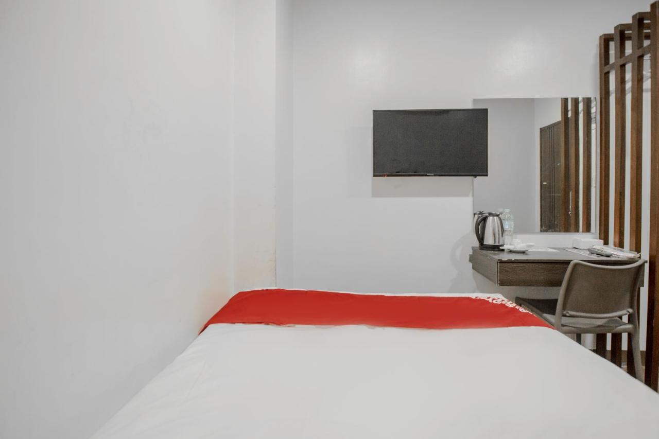 Oyo 637 Fox Hotel Кесон Сити Екстериор снимка