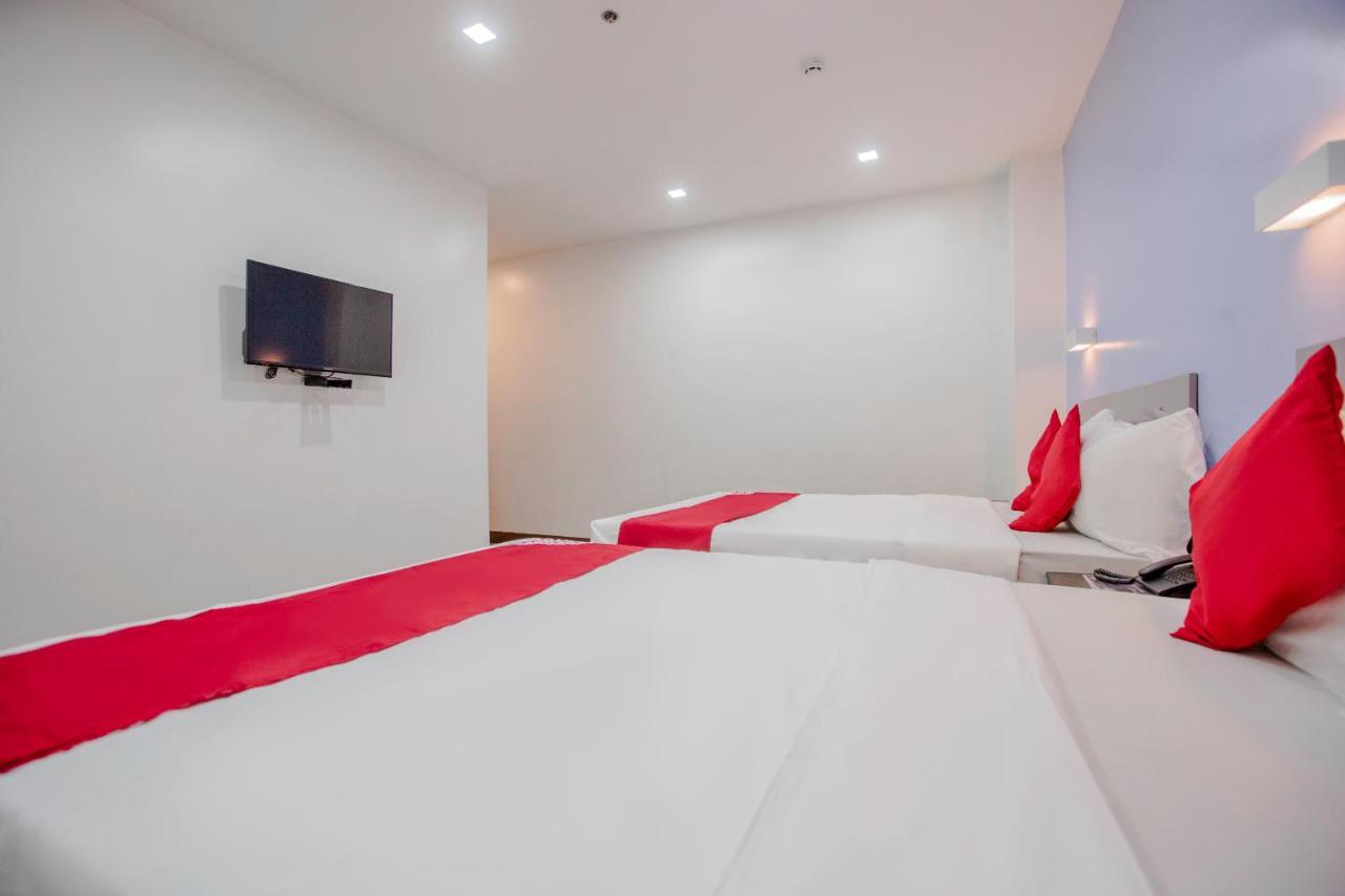 Oyo 637 Fox Hotel Кесон Сити Екстериор снимка