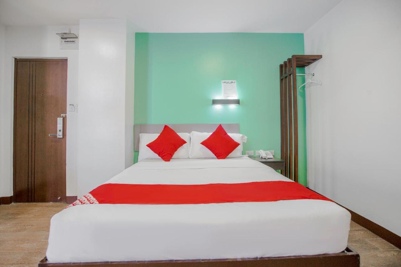 Oyo 637 Fox Hotel Кесон Сити Екстериор снимка
