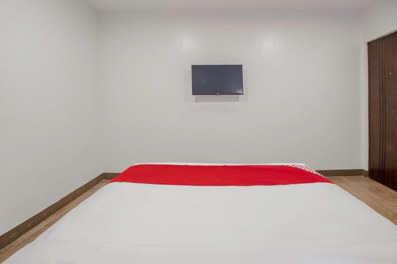 Oyo 637 Fox Hotel Кесон Сити Екстериор снимка