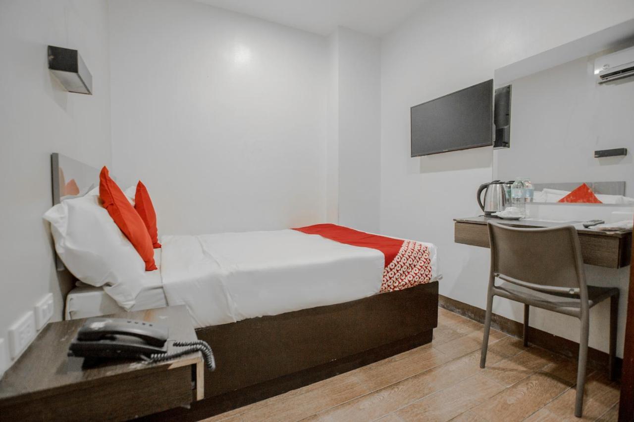 Oyo 637 Fox Hotel Кесон Сити Екстериор снимка