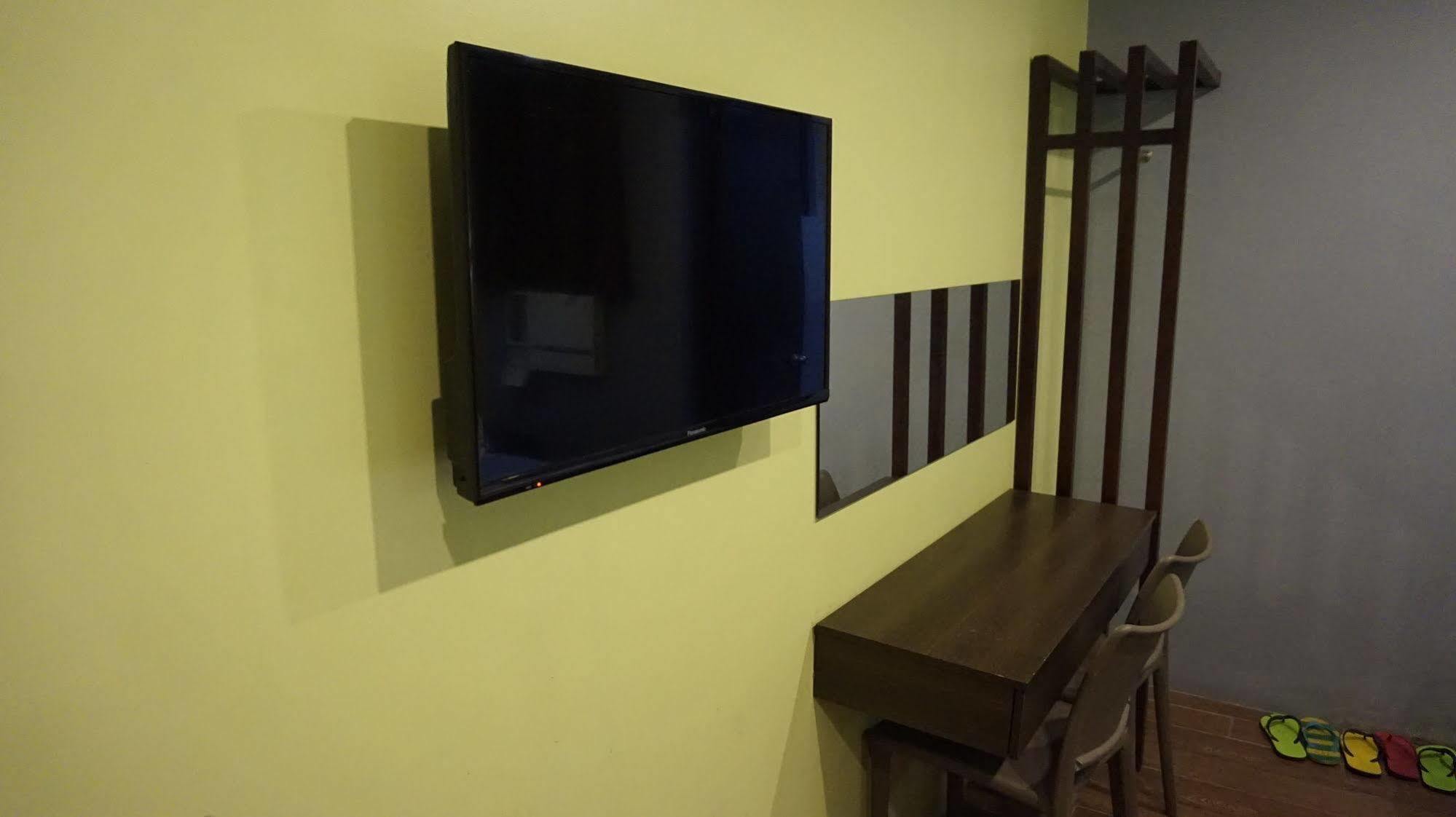 Oyo 637 Fox Hotel Кесон Сити Екстериор снимка