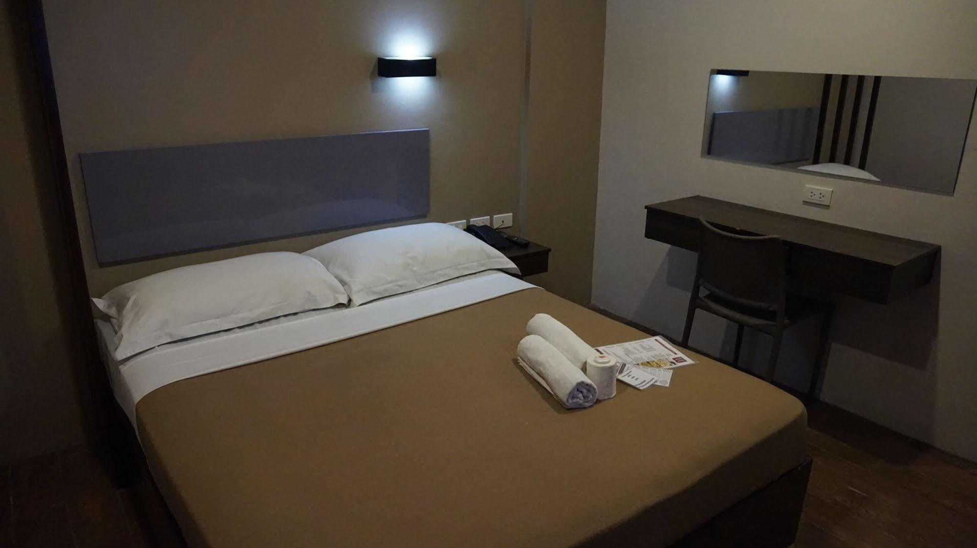 Oyo 637 Fox Hotel Кесон Сити Екстериор снимка