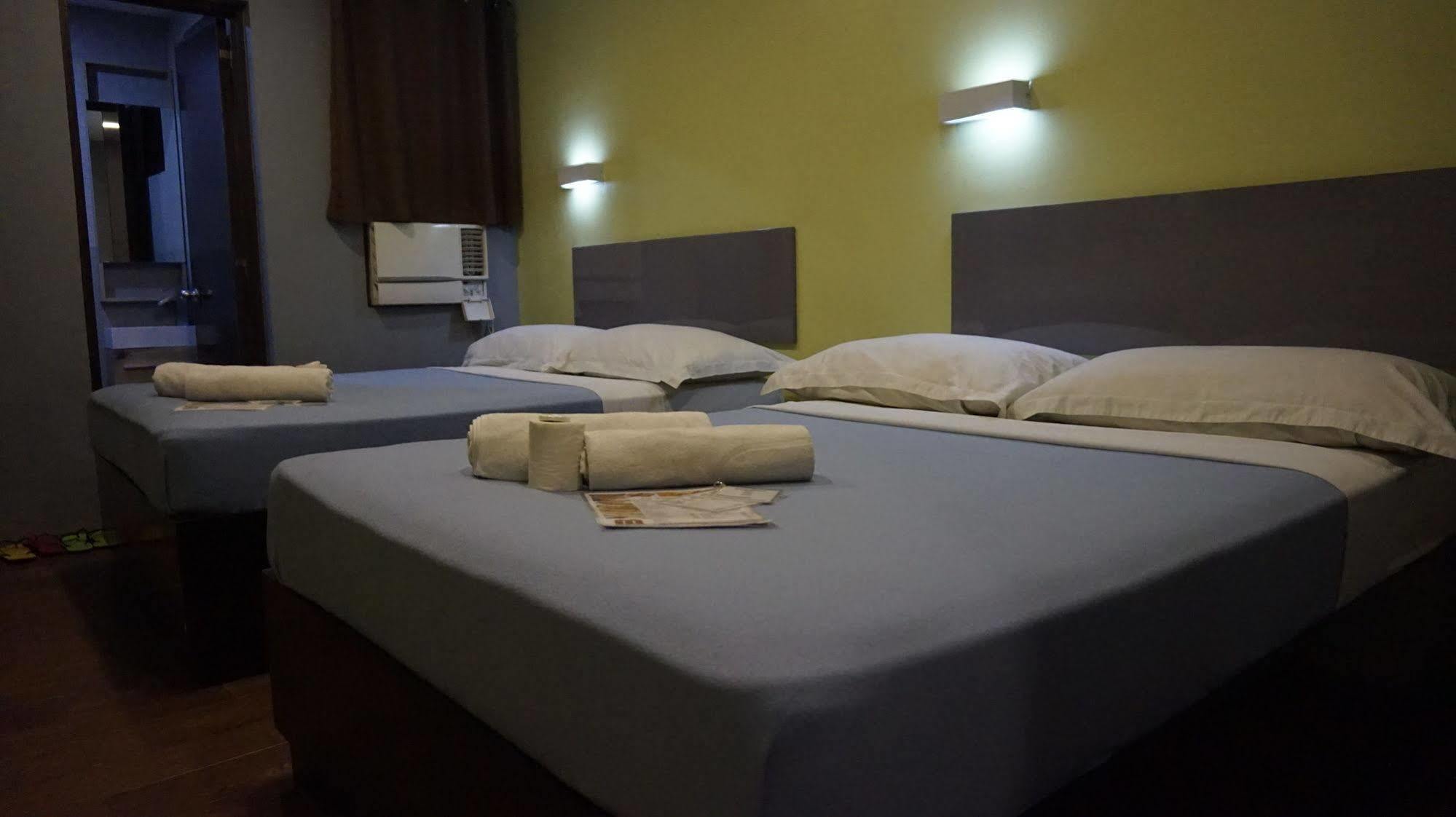 Oyo 637 Fox Hotel Кесон Сити Екстериор снимка