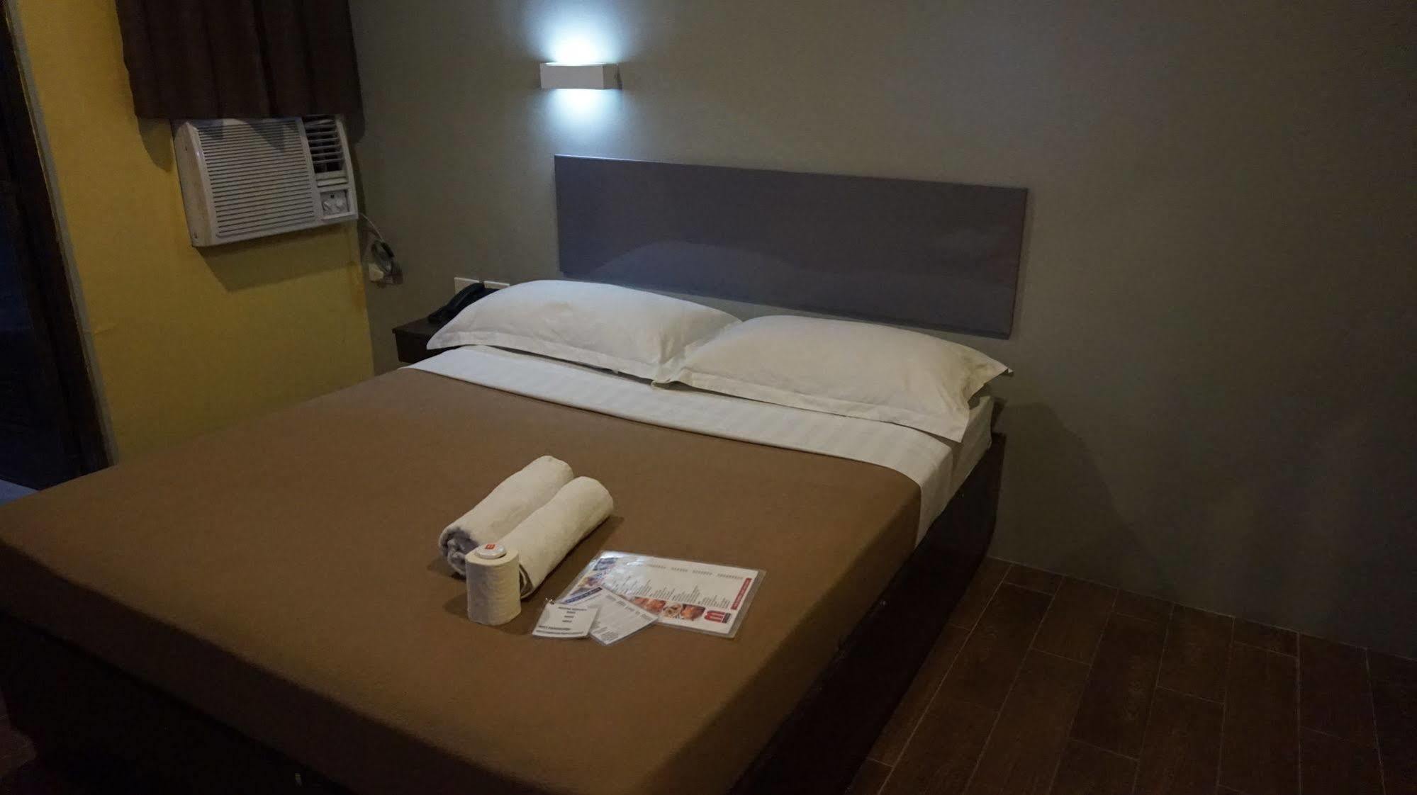 Oyo 637 Fox Hotel Кесон Сити Екстериор снимка