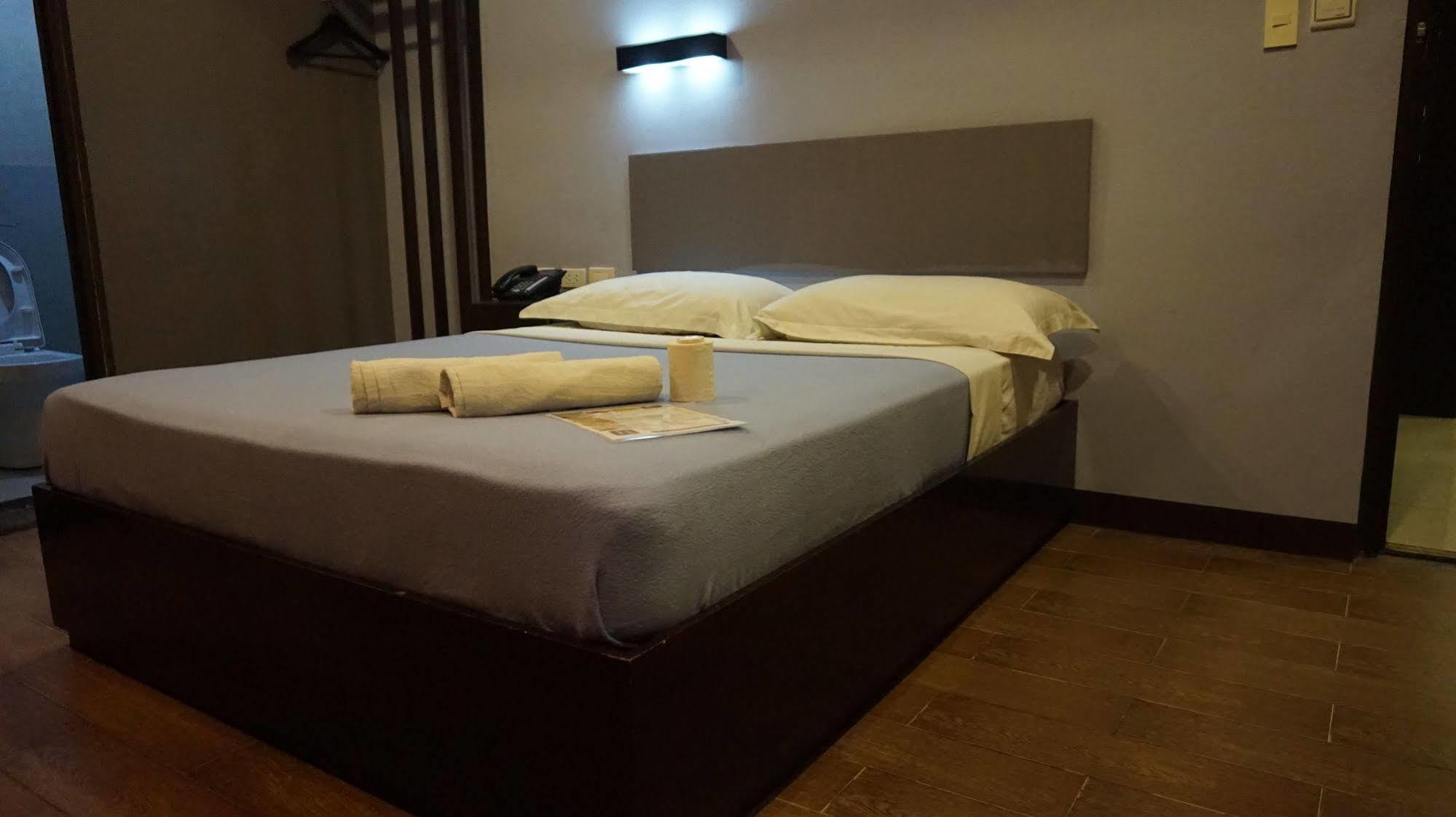 Oyo 637 Fox Hotel Кесон Сити Екстериор снимка