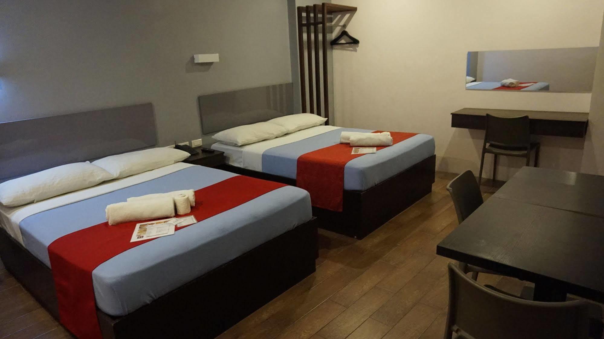 Oyo 637 Fox Hotel Кесон Сити Екстериор снимка