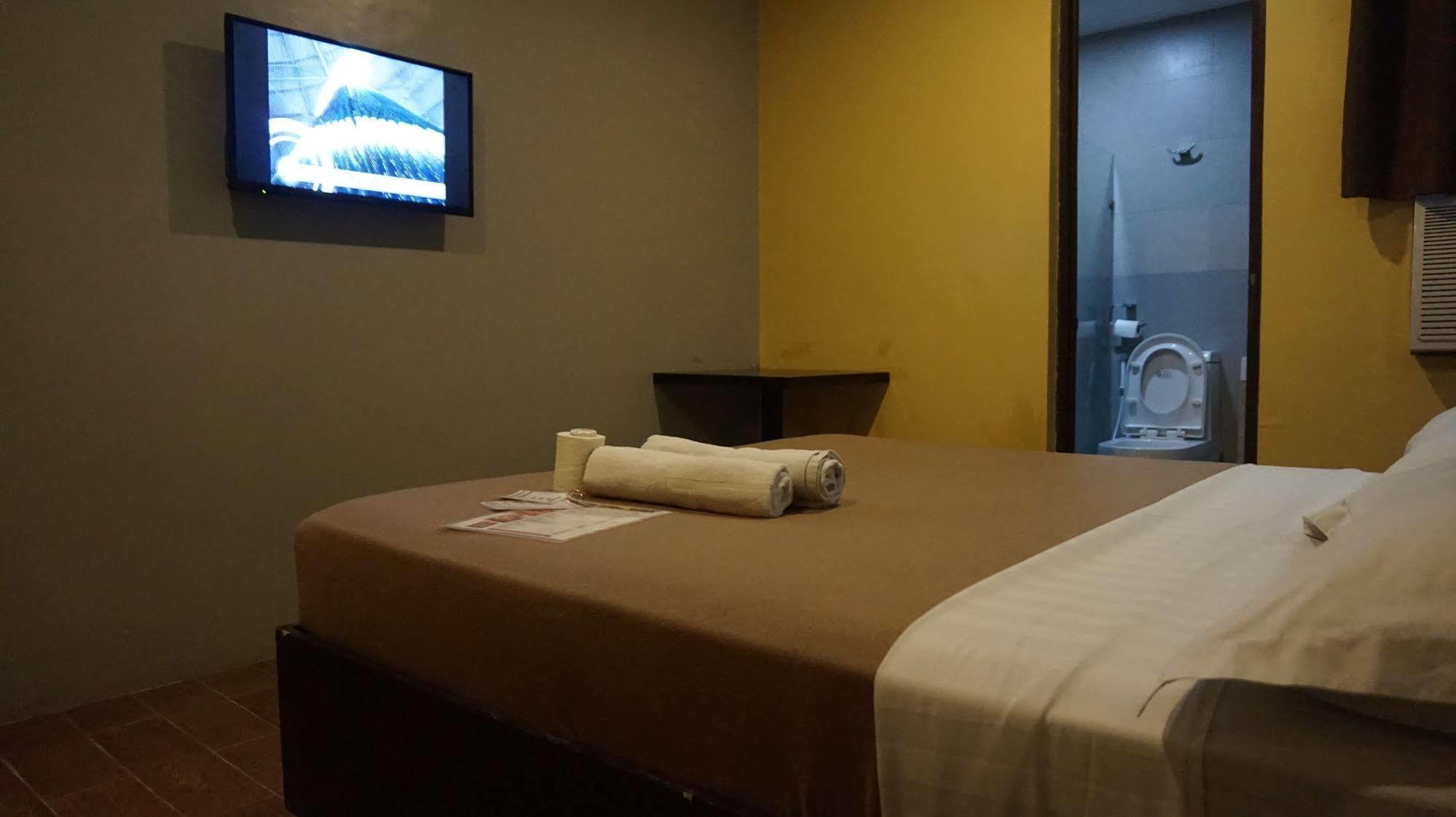 Oyo 637 Fox Hotel Кесон Сити Екстериор снимка