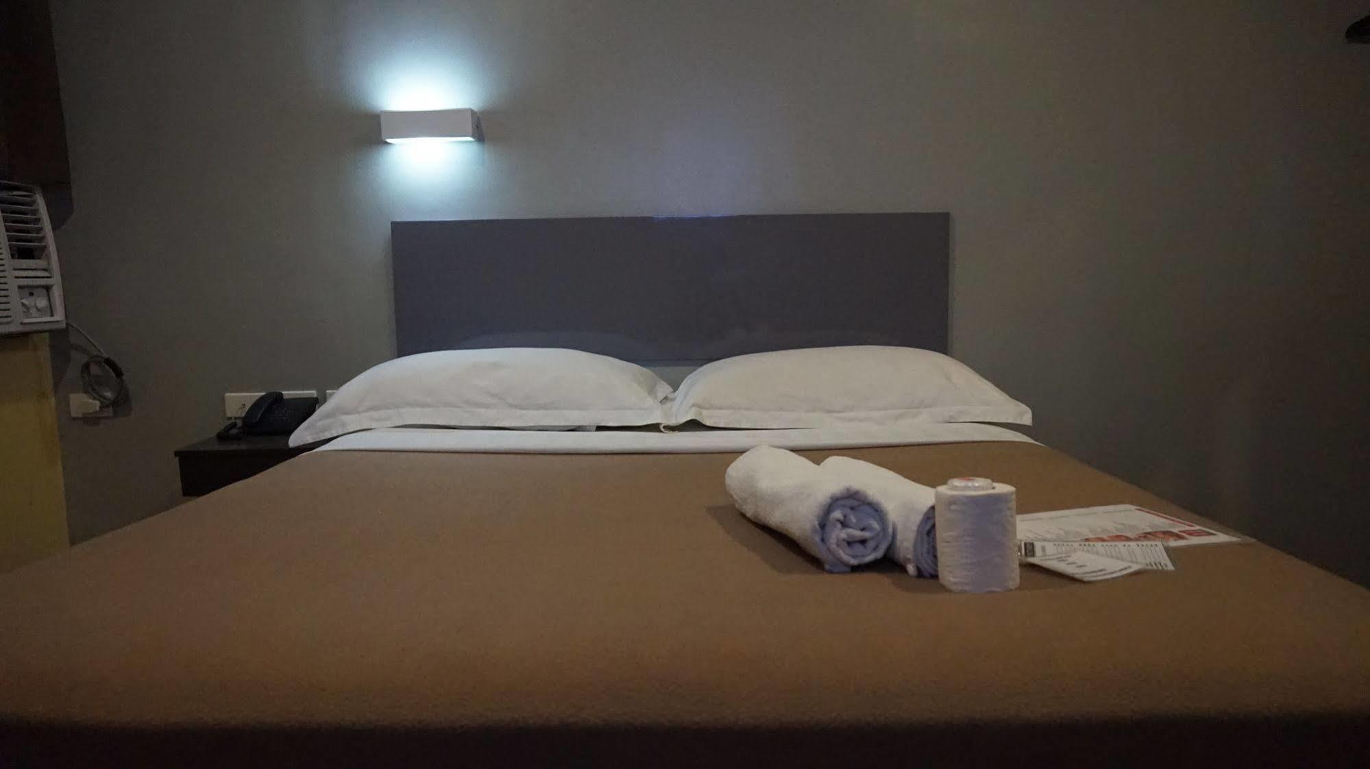 Oyo 637 Fox Hotel Кесон Сити Екстериор снимка