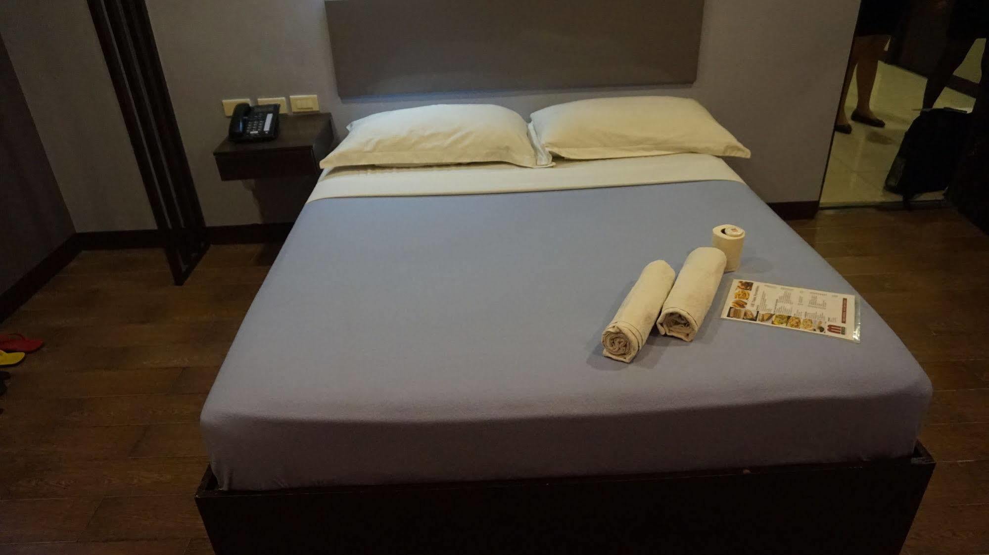 Oyo 637 Fox Hotel Кесон Сити Екстериор снимка