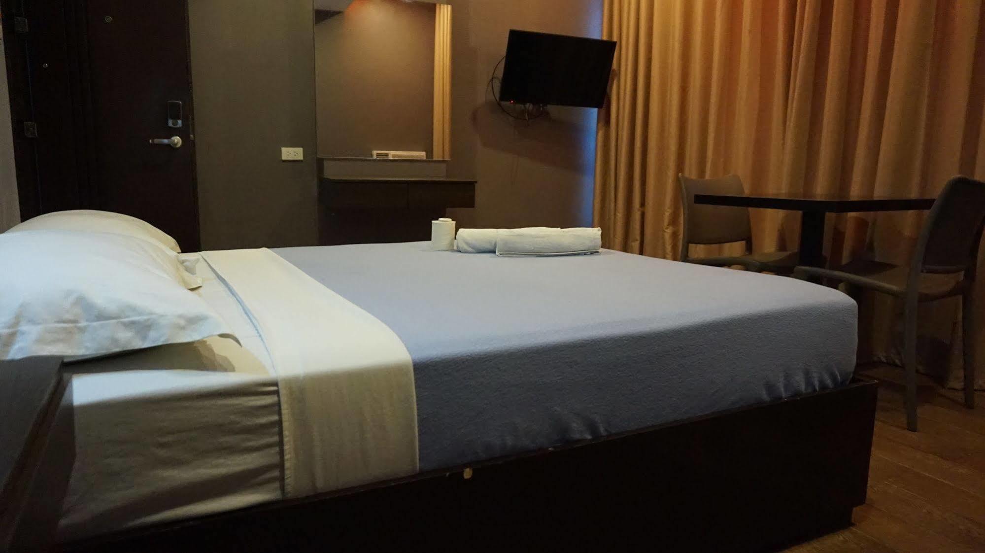 Oyo 637 Fox Hotel Кесон Сити Екстериор снимка