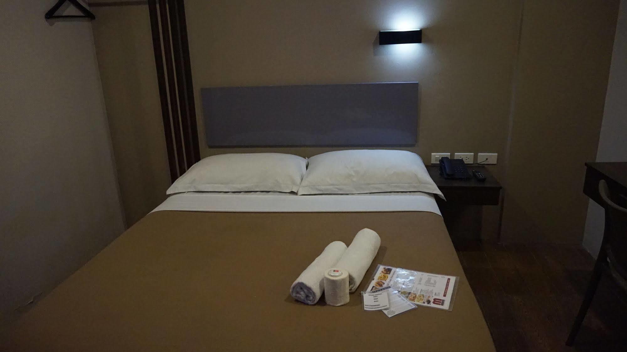 Oyo 637 Fox Hotel Кесон Сити Екстериор снимка