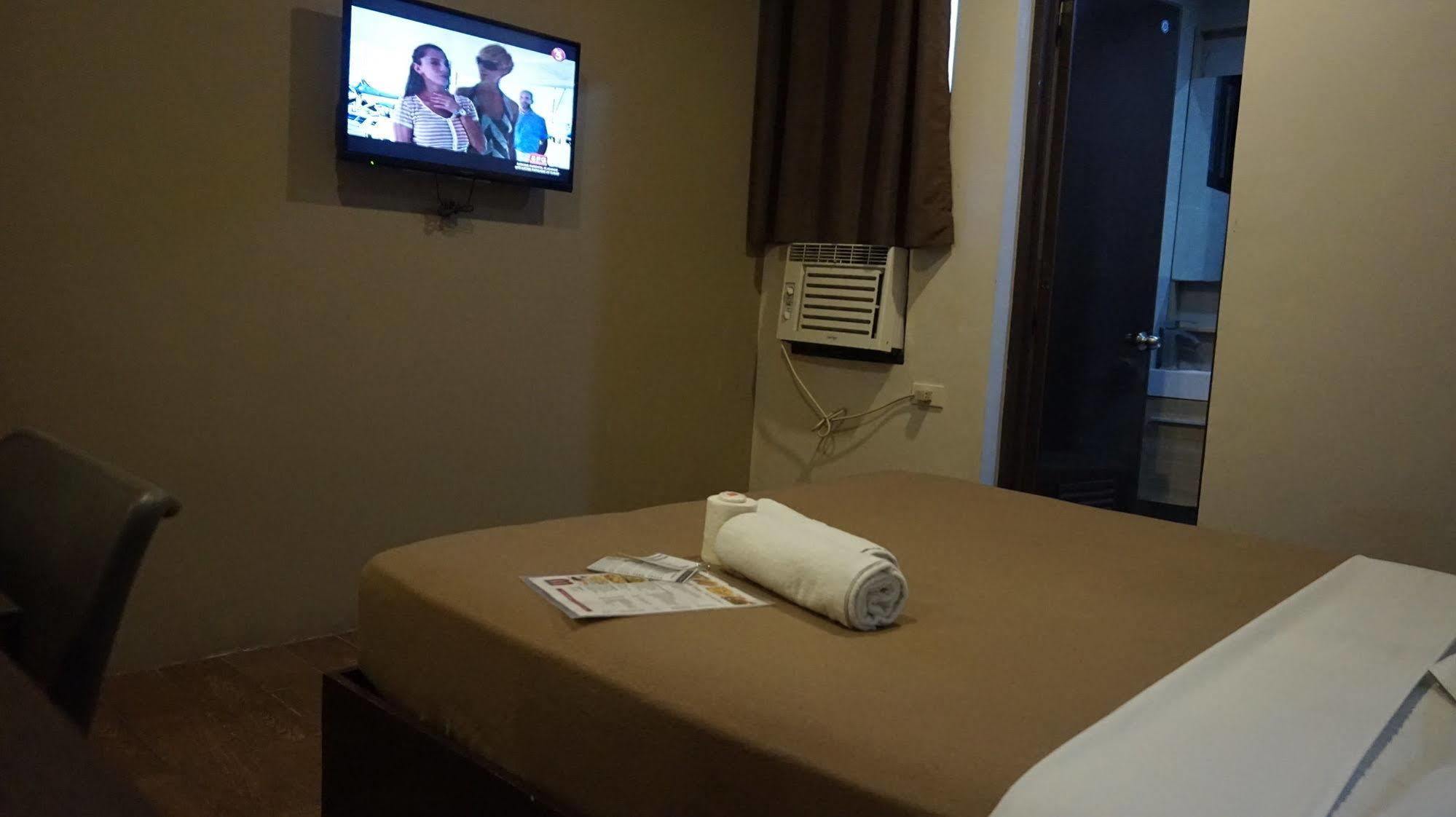 Oyo 637 Fox Hotel Кесон Сити Екстериор снимка