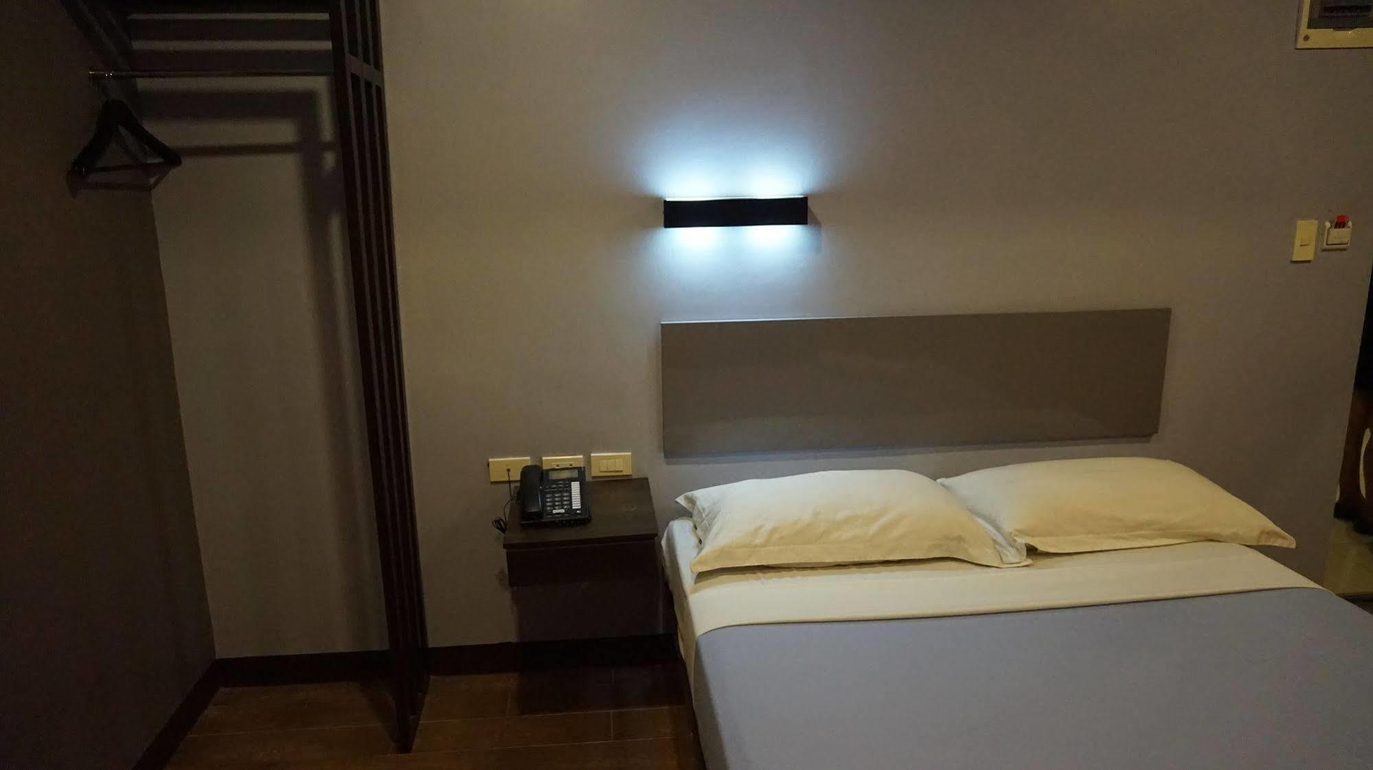 Oyo 637 Fox Hotel Кесон Сити Екстериор снимка