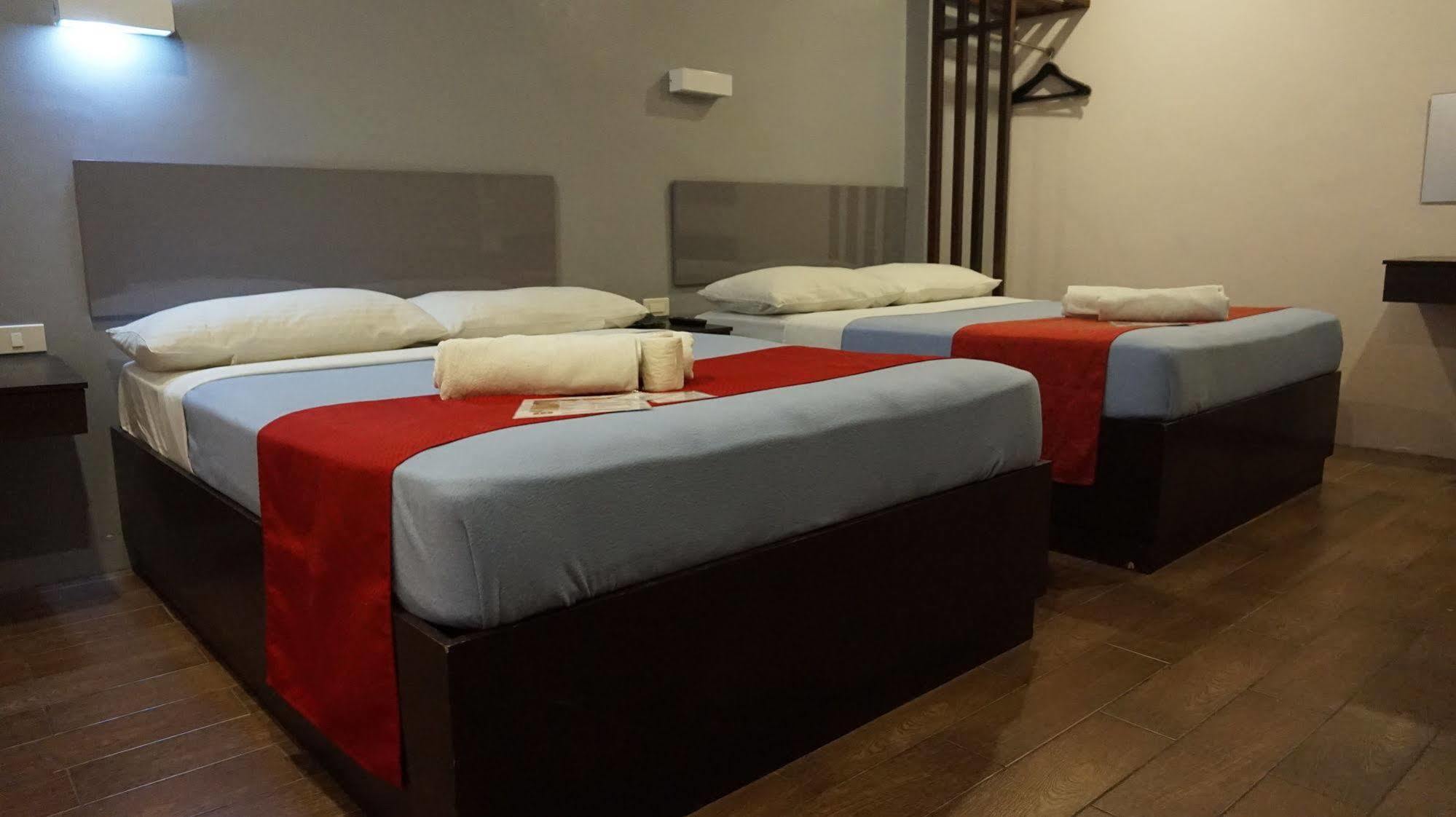 Oyo 637 Fox Hotel Кесон Сити Екстериор снимка