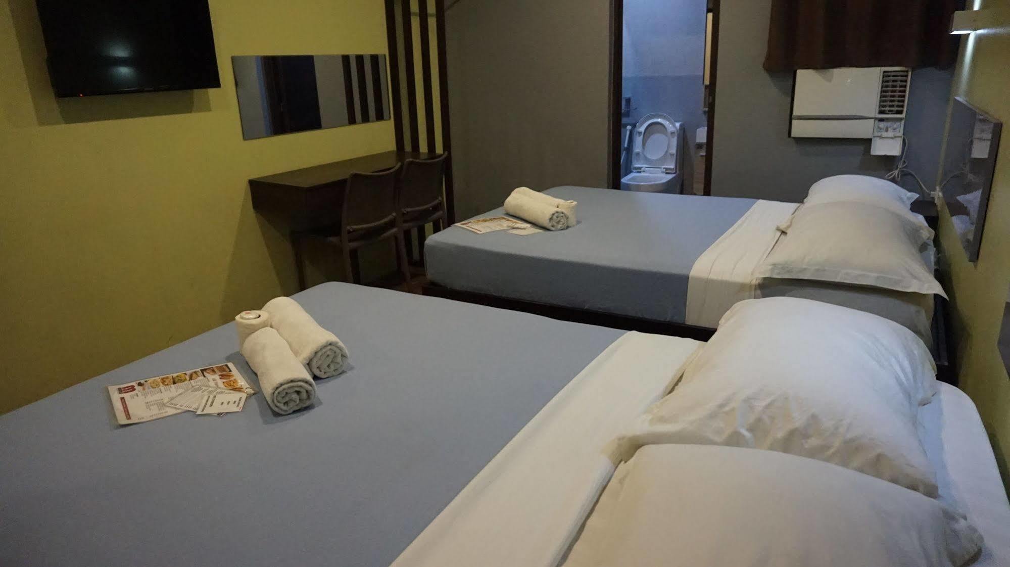 Oyo 637 Fox Hotel Кесон Сити Екстериор снимка