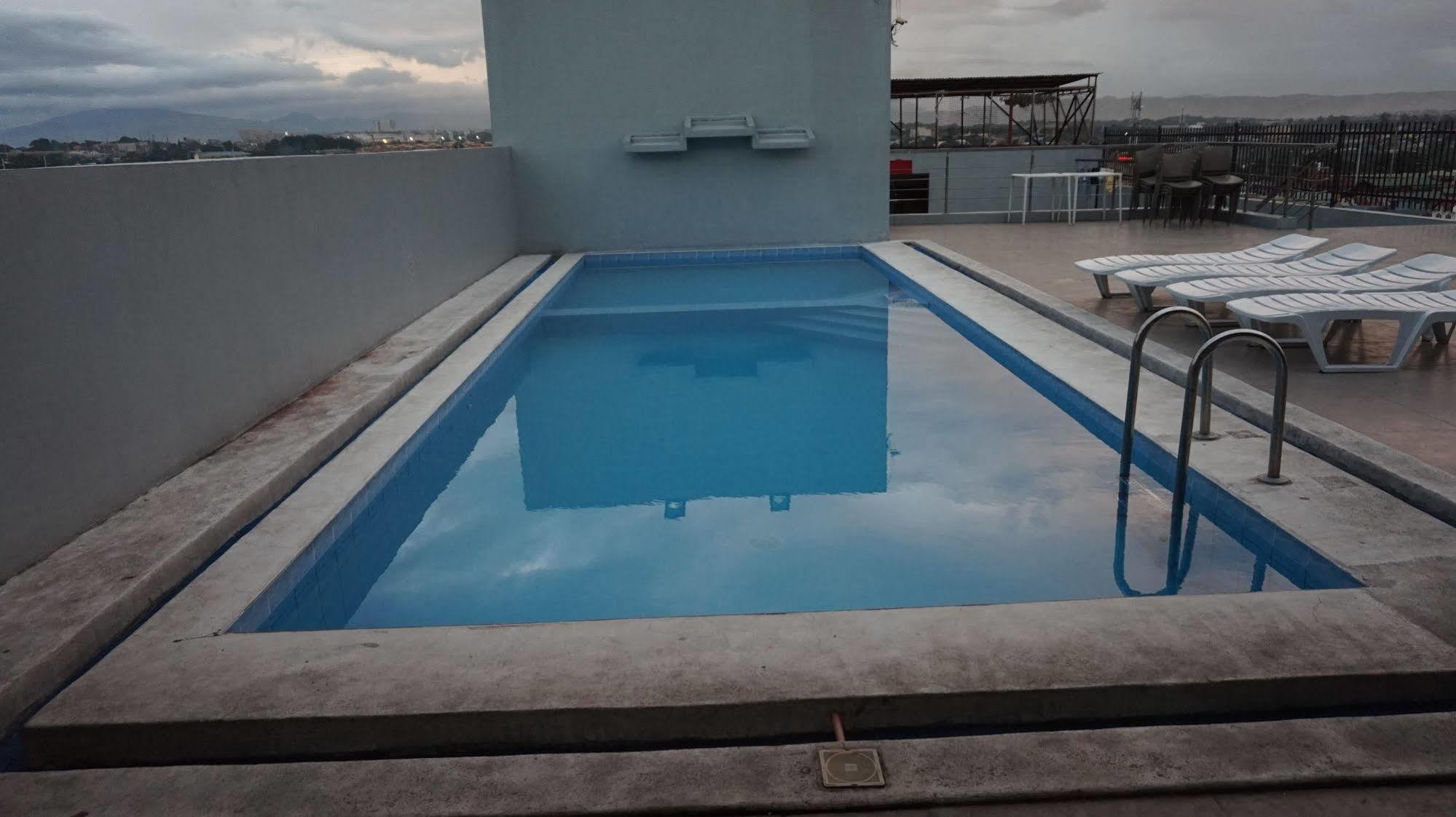 Oyo 637 Fox Hotel Кесон Сити Екстериор снимка